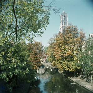 119064 Gezicht op de Oudegracht te Utrecht, uit het zuiden, met op de achtergrond de Gaardbrug.